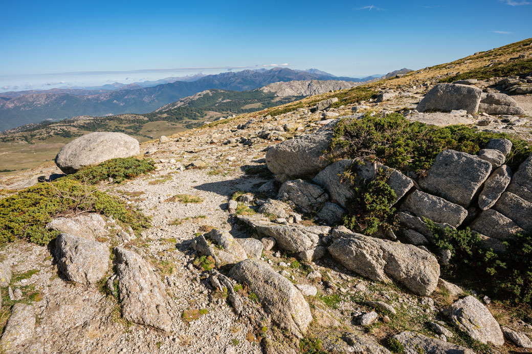 Rochers accrochés à la pente douce du Monte Incudine, Corse