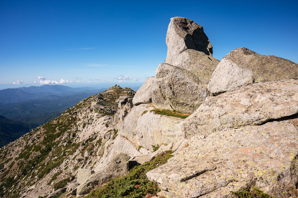 Gros rocher sur l'arête près du sommet du Monte Incudine, Corse