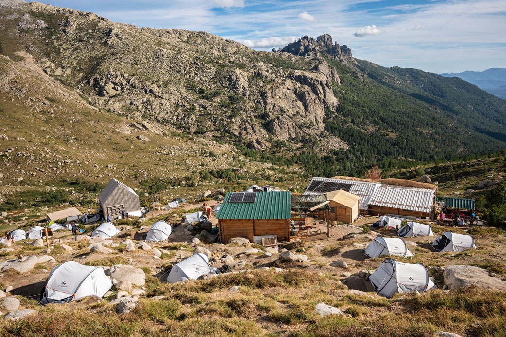 Refuge d'Asinau et bivouac en face des Aiguilles de Bavella, Corse