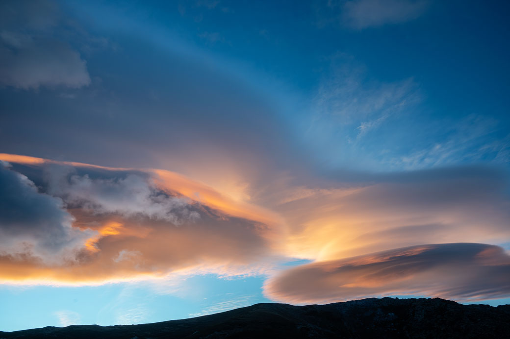 Ciel et nuages au lever du soleil à Asinau, Corse