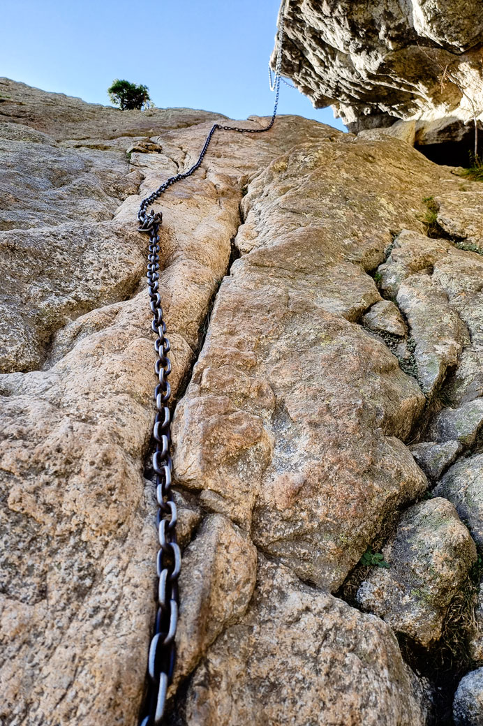 Passage sécurisé par une chaîne sur les Aiguilles de Bavella, Corse