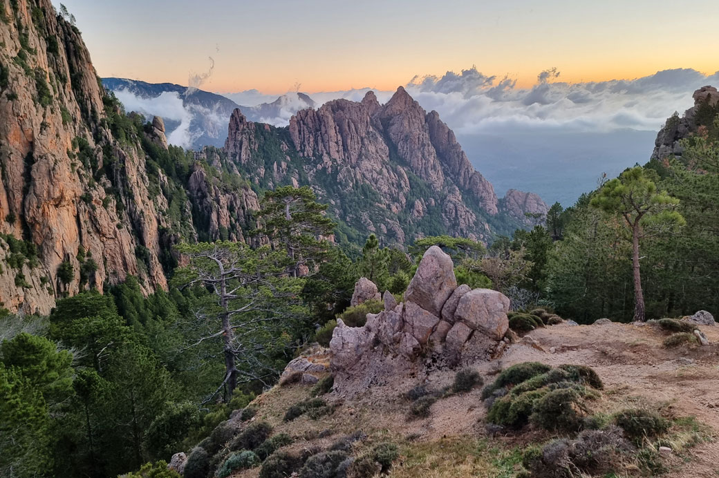 Ambiance matinale sur les montagnes depuis I Paliri, Corse