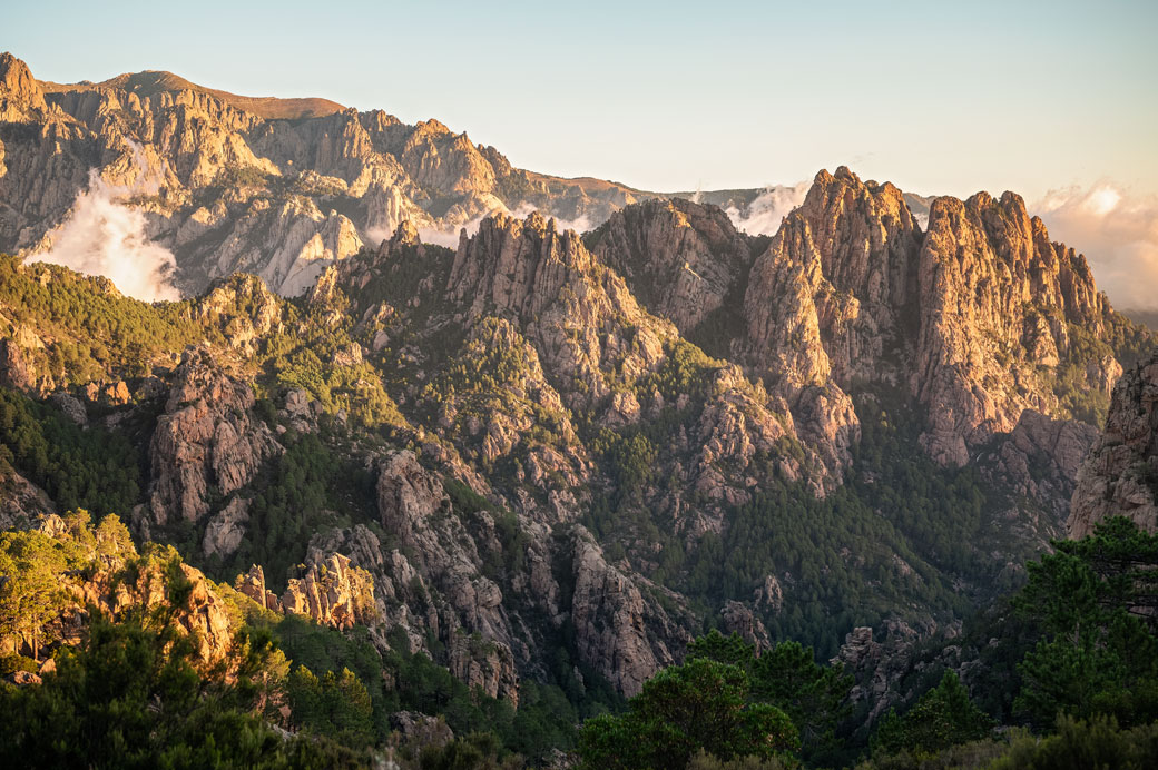 Lumière matinale sur les montagnes entre I Paliri et Conca, Corse