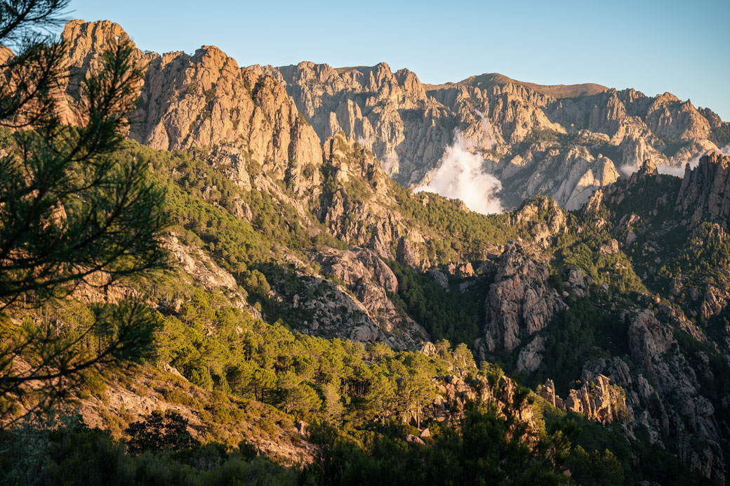 Montagnes et lumière matinale entre I Paliri et Conca, Corse