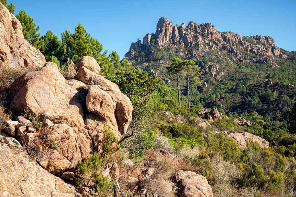 Rocher et montagnes entre I Paliri et Conca sur le GR20, Corse