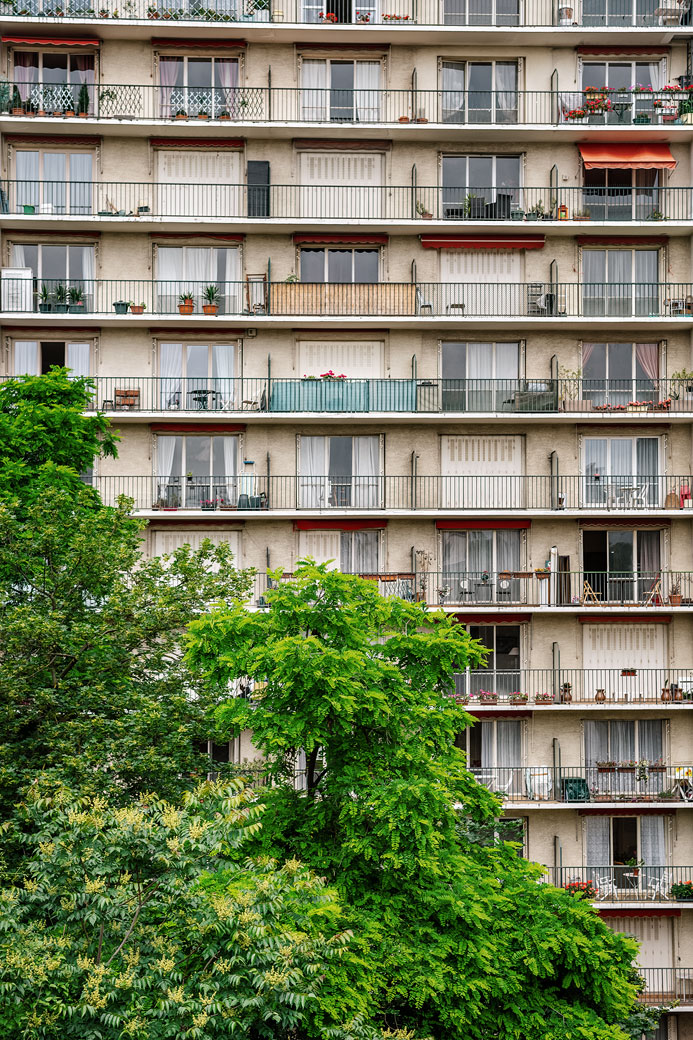 Arbres et balcons d'un immeuble du 15e arrondissement de Paris