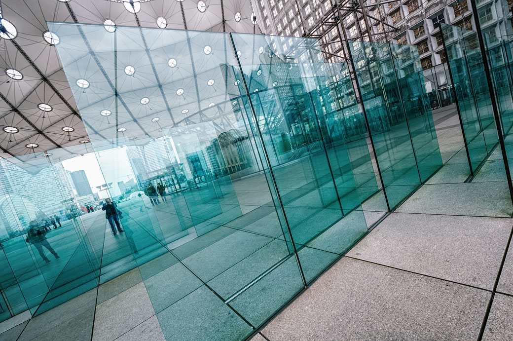 Panneaux de verre sous la Grande Arche de la Défense à Paris