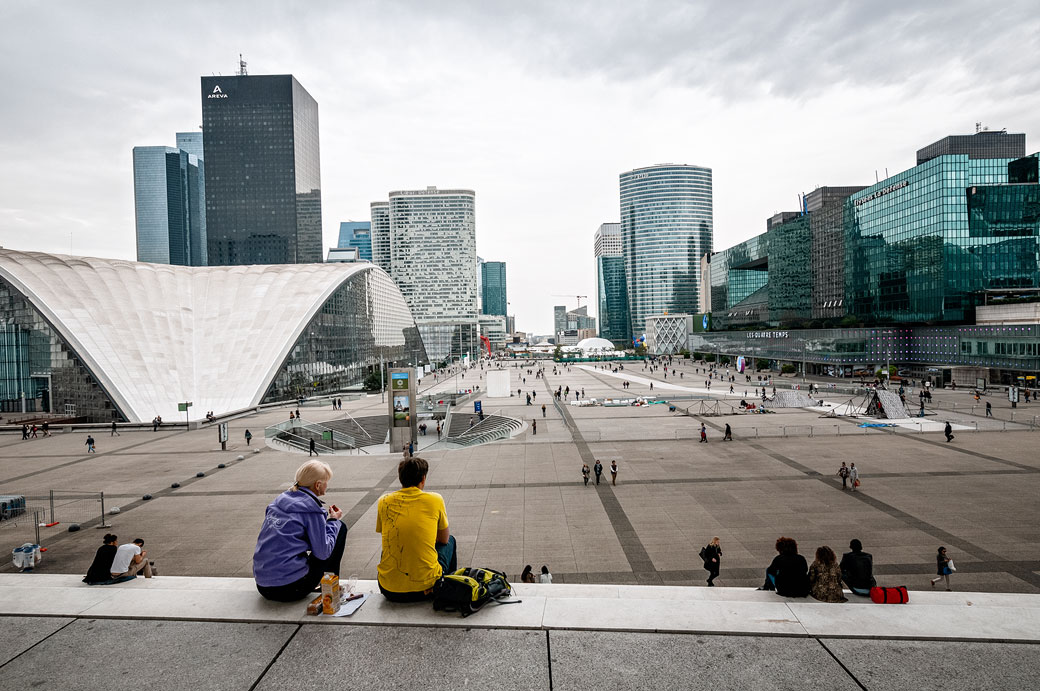 Esplanade de La Défense depuis la Grande Arche à Paris