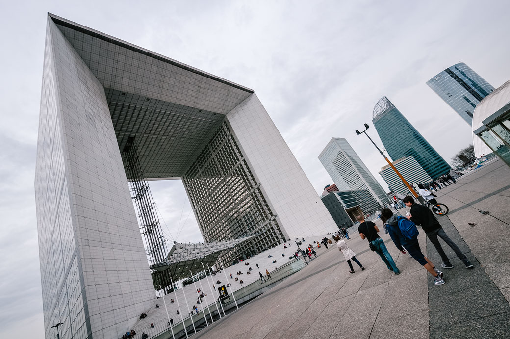 La Grande Arche de la Défense depuis l'Esplanade à Paris