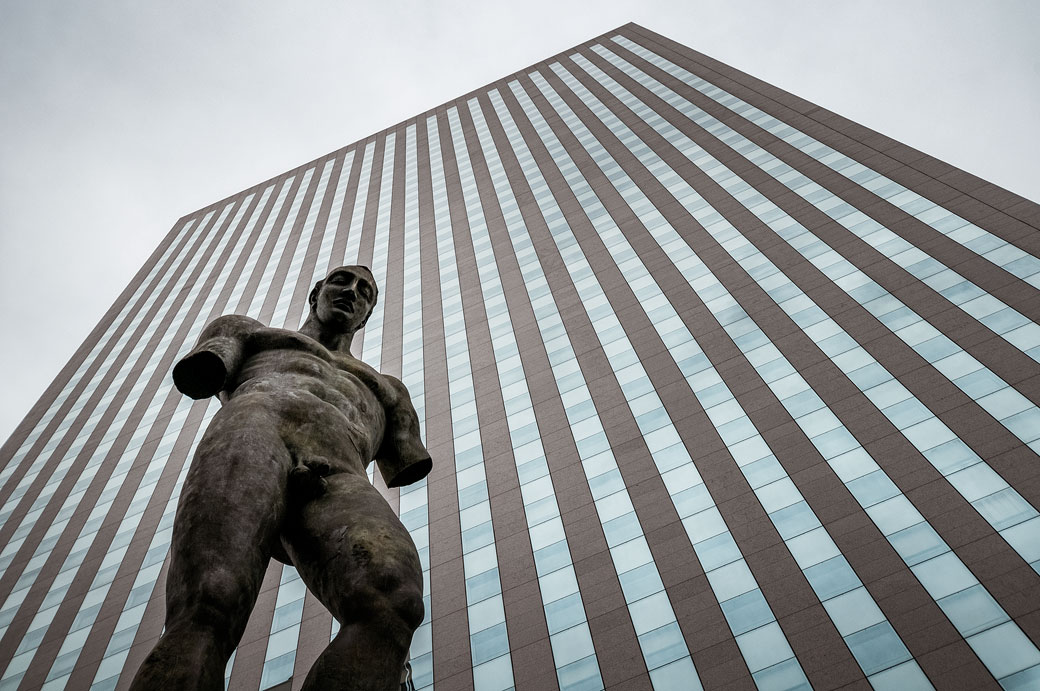 La statue Icare de Igor Mitoraj dans le quartier de la Défense à Paris