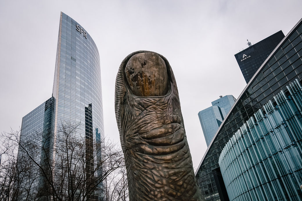 Sculpture Le Pouce de César dans le quartier de la Défense à Paris