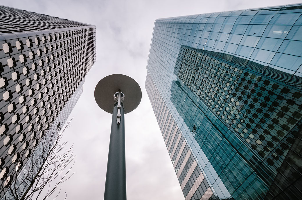 Lampadaire et tours dans le quartier de la Défense à Paris