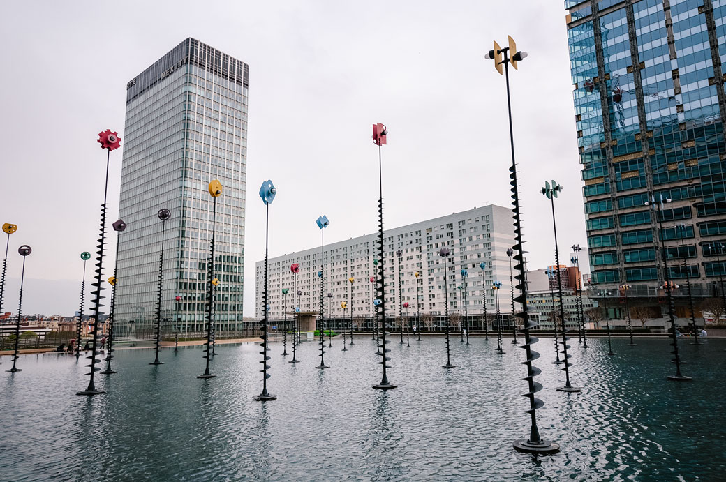 Le bassin de Takis dans le quartier de la Défense à Paris