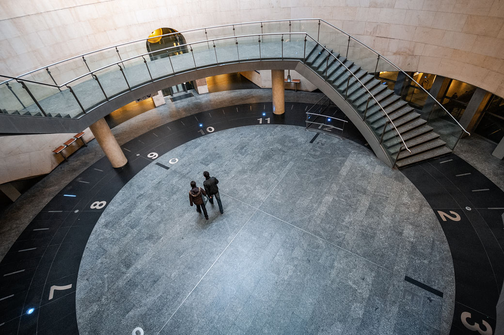 Horloge au sol de la station de métro Saint Lazare à Paris