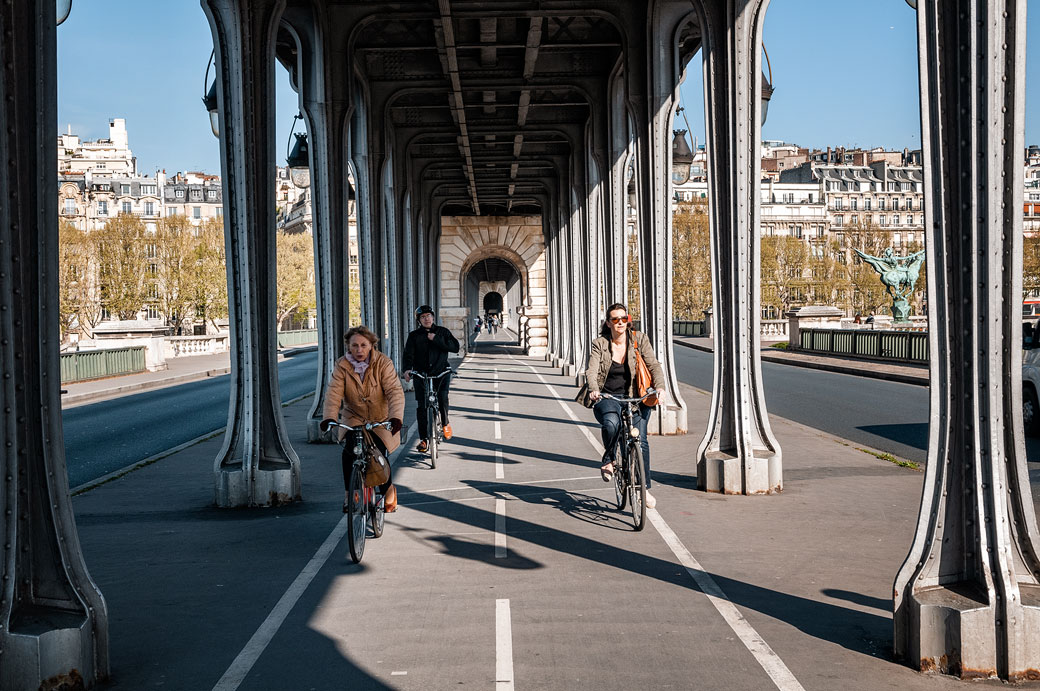 Cyclistes sur le pont de Bir-Hakeim à Paris