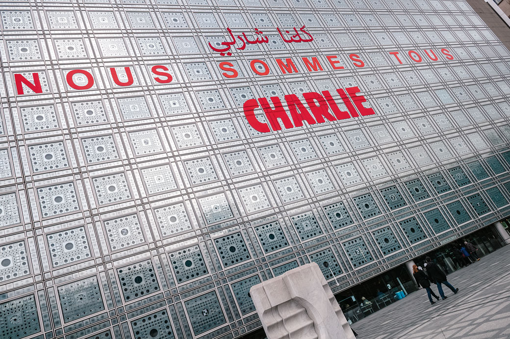 Charlie sur la façade de l'Institut du monde arabe à Paris