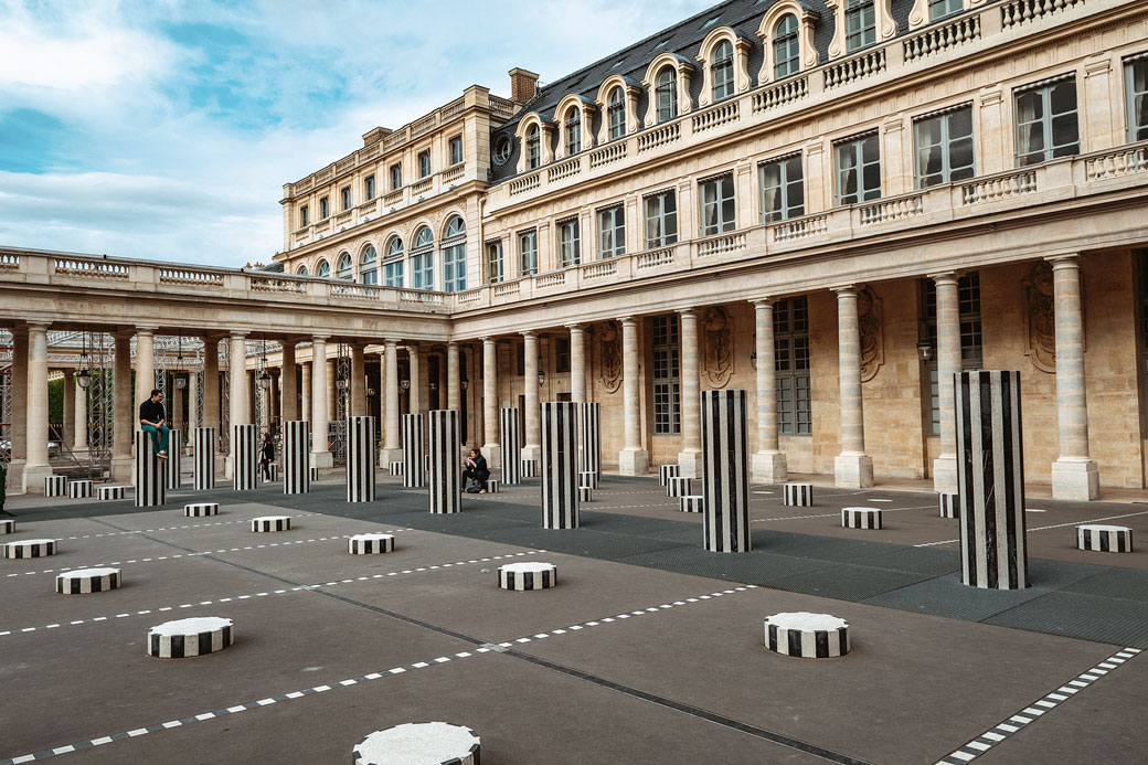 Colonnes de Buren dans la cour d'honneur du Palais-Royal à Paris
