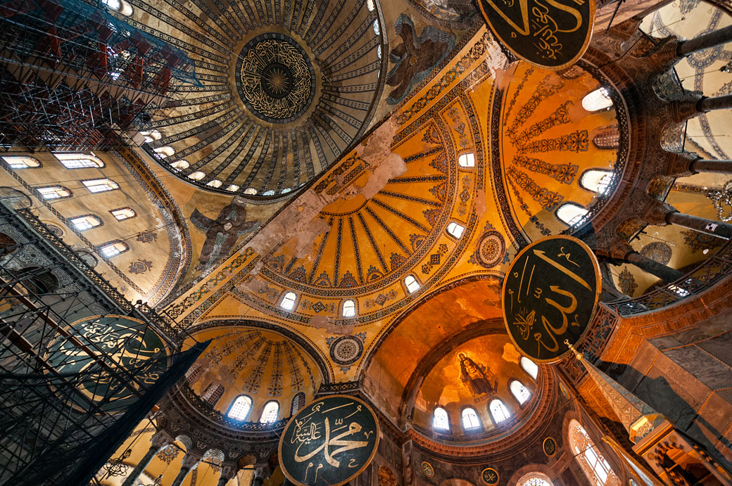 Coupoles du musée Sainte-Sophie à Istanbul