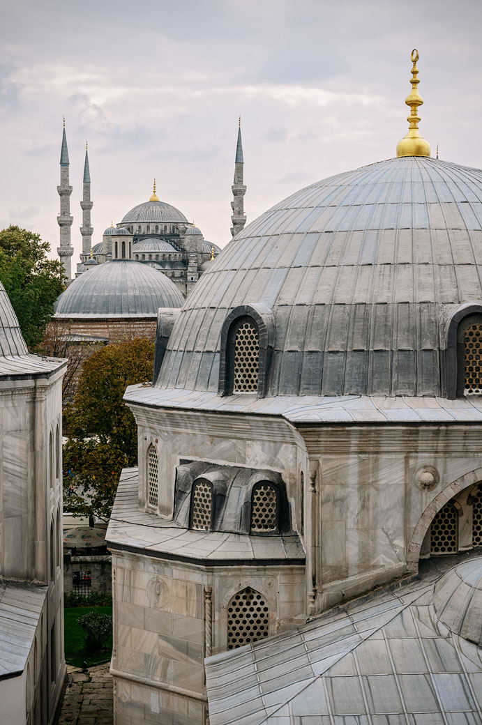 Mosquée bleue depuis Hagía Sophía - Sainte-Sophie à Istanbul