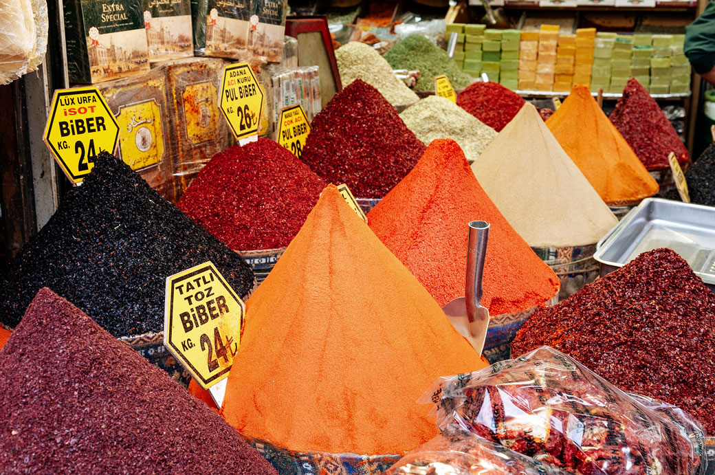 Épices au marché égyptien à Istanbul