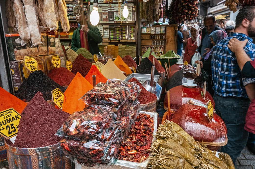 Nombreuses épices au marché égyptien d'Istanbul
