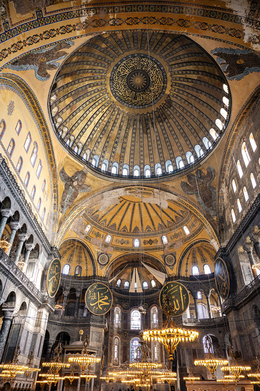 Coupole et intérieur de la mosquée Sainte-Sophie à Istanbul