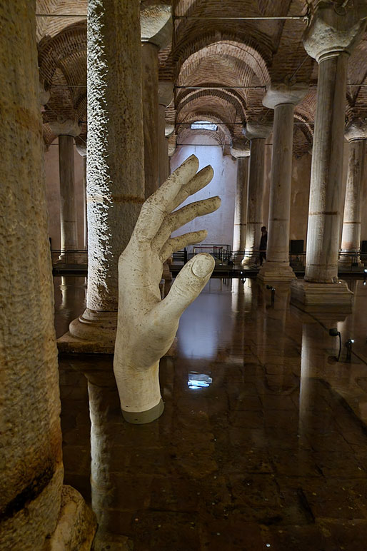 Sculpture d'une main dans la Citerne Basilique (Yerebatan Sarnıcı) à Istanbul