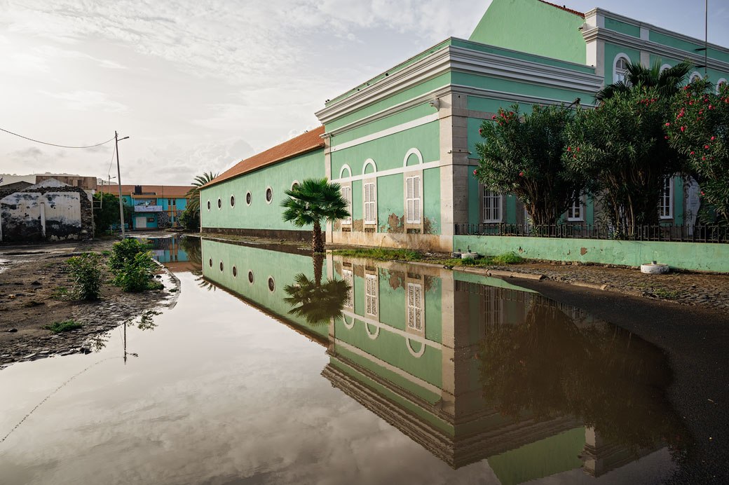 Reflet de l'Institut des Archives nationales après la pluie à Praia
