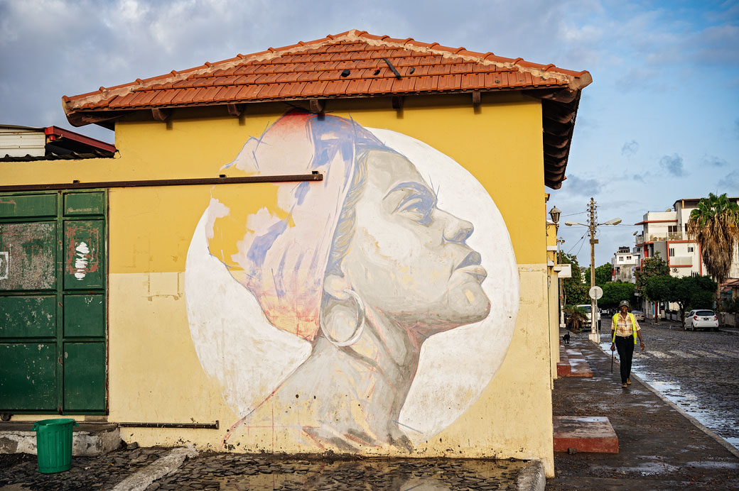 Street art dans une rue de Tarrafal sur l'île de Santiago, Cap-Vert