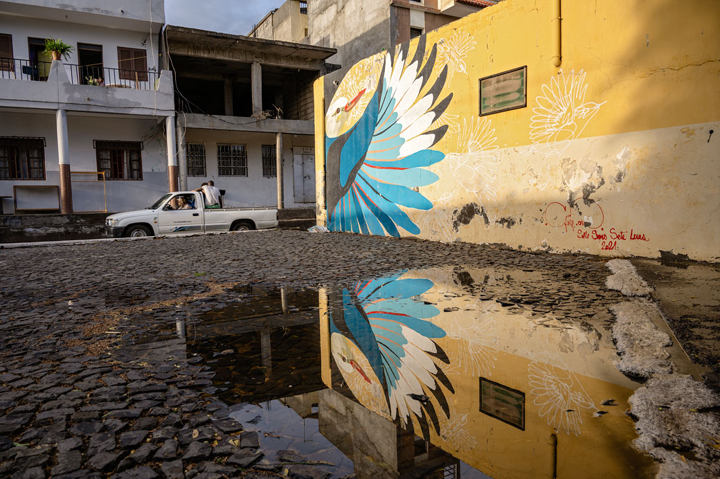 Reflet et art urbain dans une rue de Tarrafal, île de Santiago