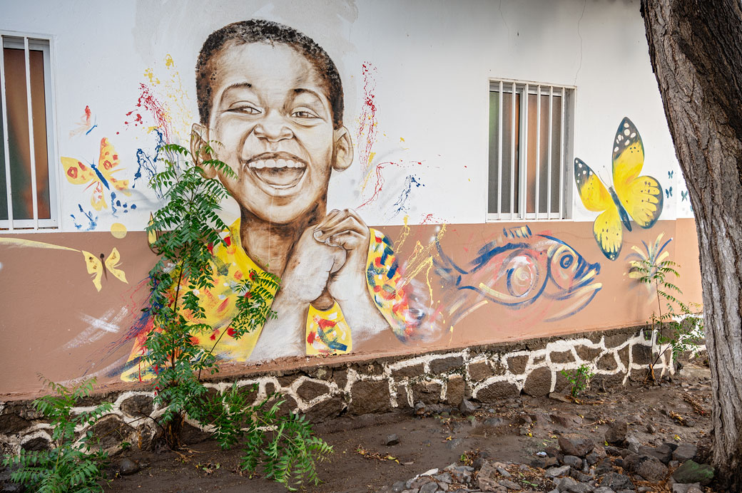 Peinture d'un jeune garçon sur un bâtiment de Tarrafal, île de Santiago