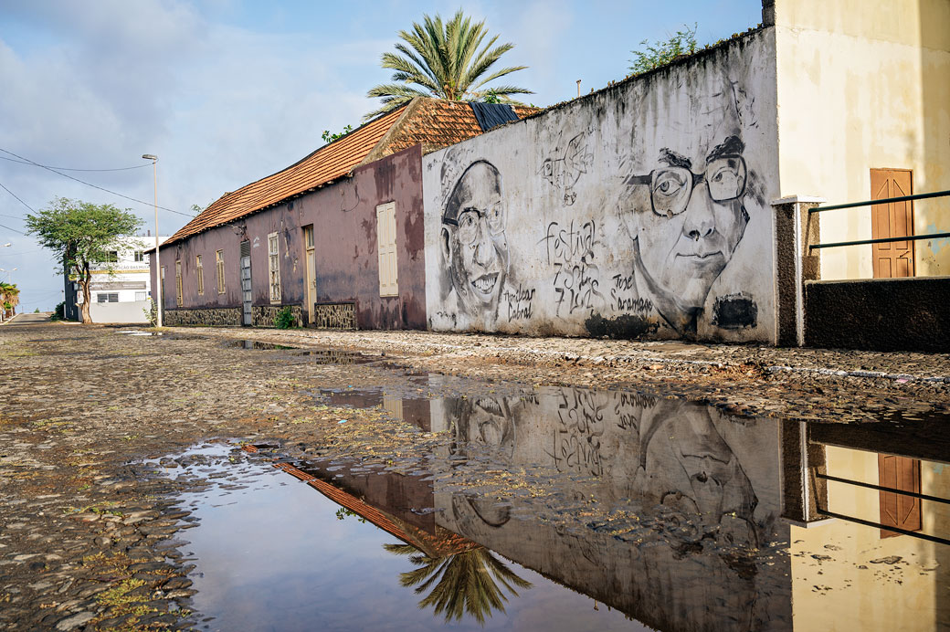 Reflet après la pluie dans une rue de Tarrafal, île de Santiago