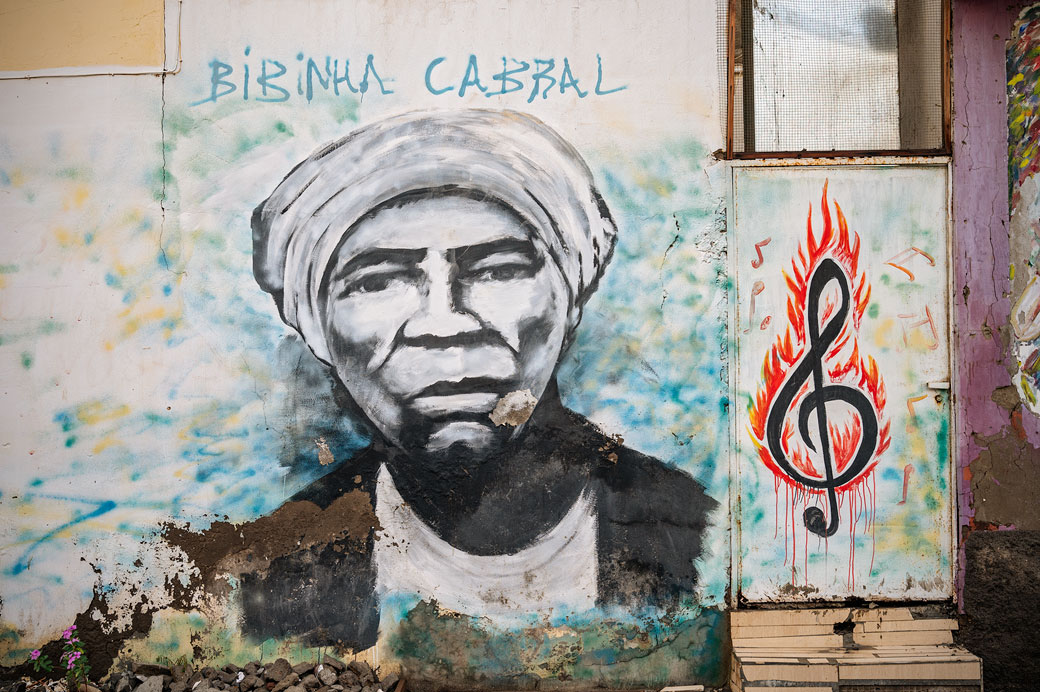 Art de rue avec la chanteuse Bibinha Cabral de Tarrafal, Cap-Vert
