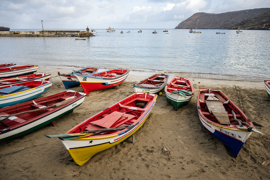 Barques de pêcheurs sur une plage de Tarrafal, Cap-Vert