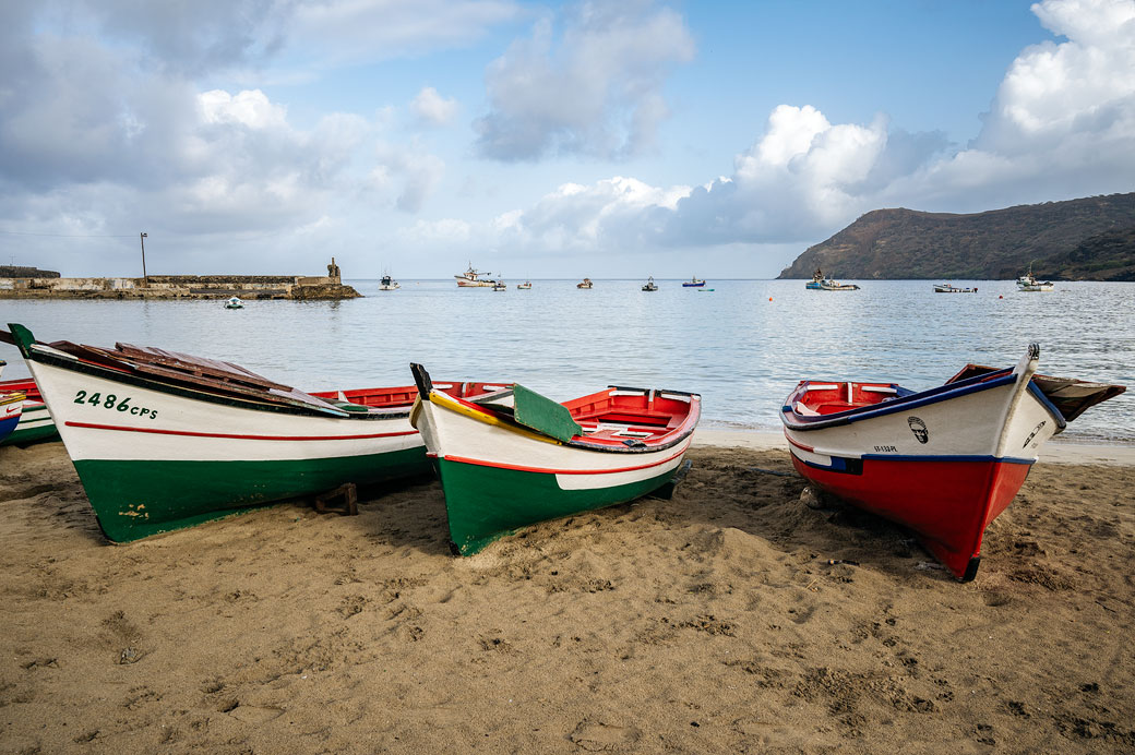 Trois barques de pêcheurs sur la plage à Tarrafal, Cap-Vert