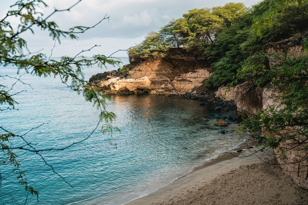 Plage déserte à Tarrafal sur l'île de Santiago, Cap-Vert