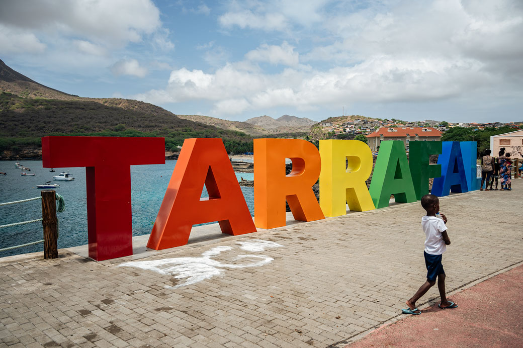 Couleurs vives de la Placa Tarrafal à Santiago, Cap-Vert