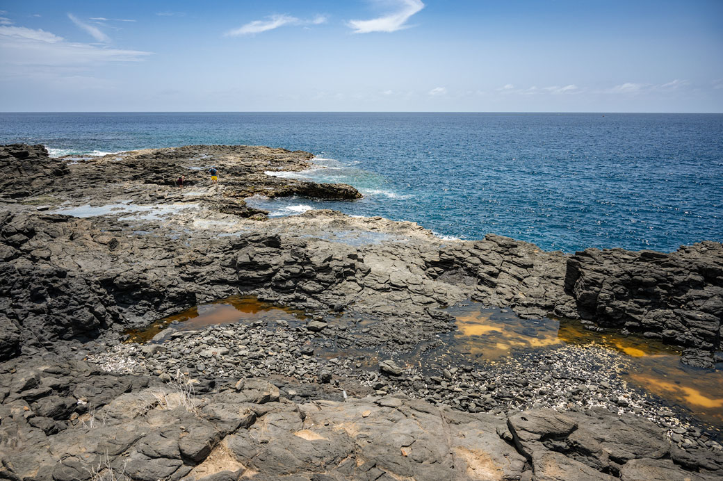 Côte rocheuse à Tarrafal sur l'île de Santiago, Cap-Vert