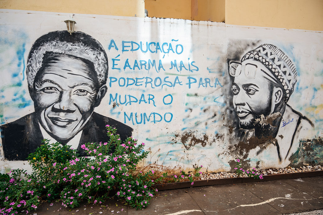 Art de rue avec un portrait de Nelson Mandela à Tarrafal, Cap-Vert