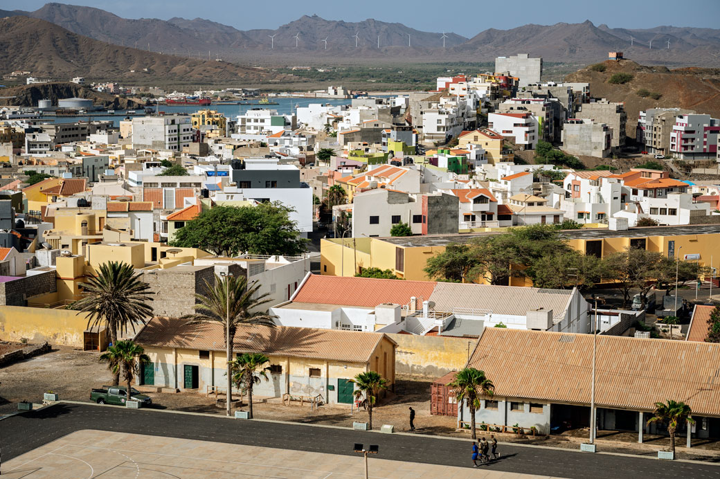 Mindelo et ses éoliennes sur l'île de São Vicente, Cap-Vert