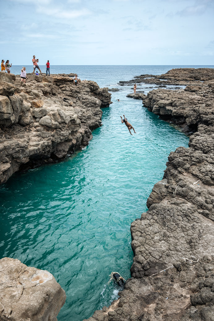 Plongeon dans l'océan dans une petite crique, Cap-Vert