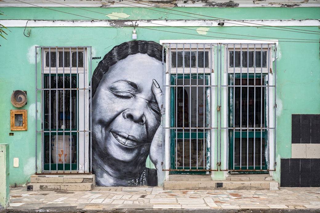 Peinture murale de Cesária Évora dans une rue de Santa Maria