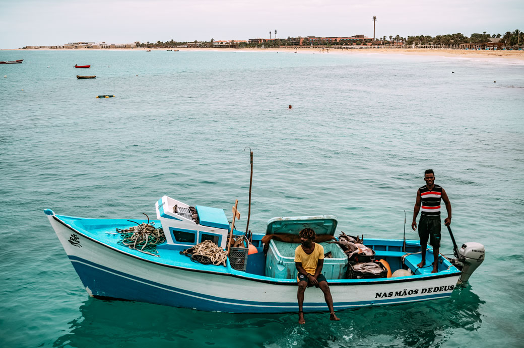 Pêcheurs sur leur bateau à Santa Maria, Cap-Vert