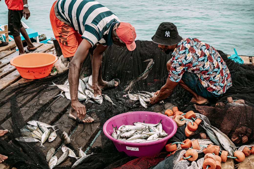 Pêcheurs et filets sur la jetée de Santa Maria, Cap-Vert