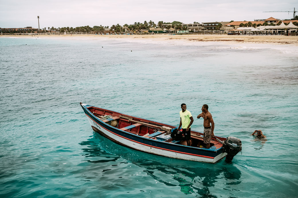 Barque de pêcheurs à Santa Maria, Cap-Vert