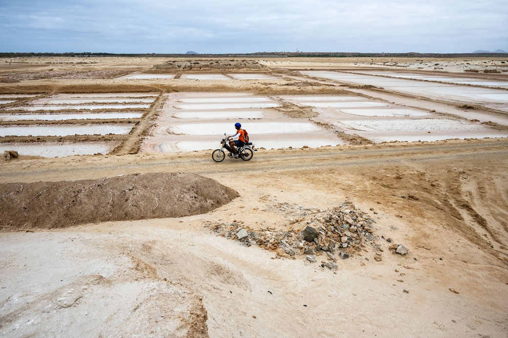 Cyclomoteur dans les salines de Santa Maria, Cap-Vert