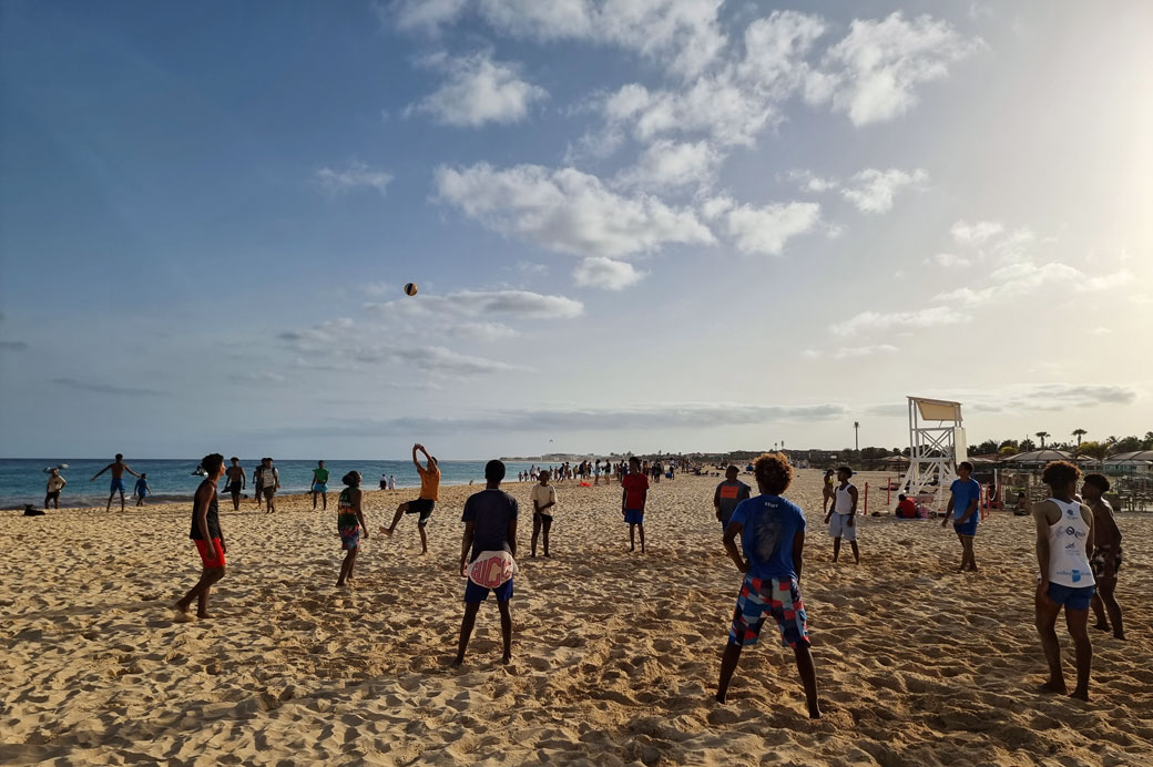 Jeunesse sur la plage de Santa Maria, Cap-Vert