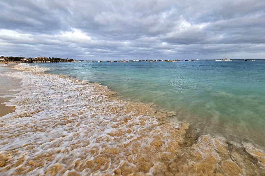 Va-et-vient des vagues sur la plage de Santa Maria, Cap-Vert