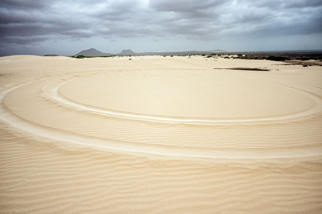 Traces de quad dans le désert de Viana, île de Boa Vista