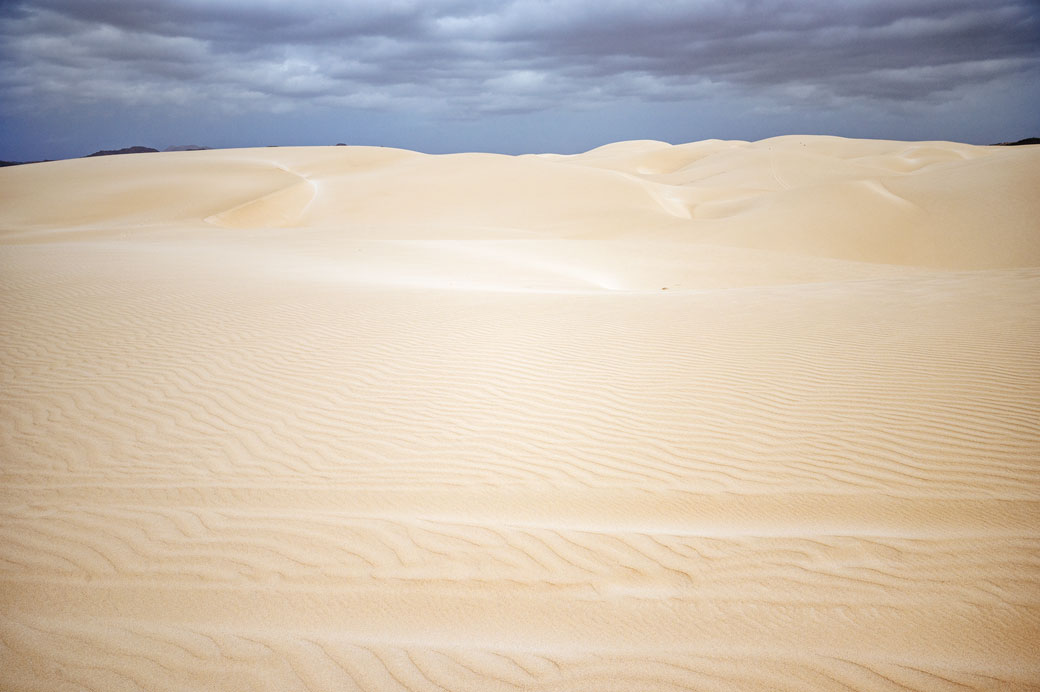 Traces de quad et dunes dans le désert de Viana, île de Boa Vista